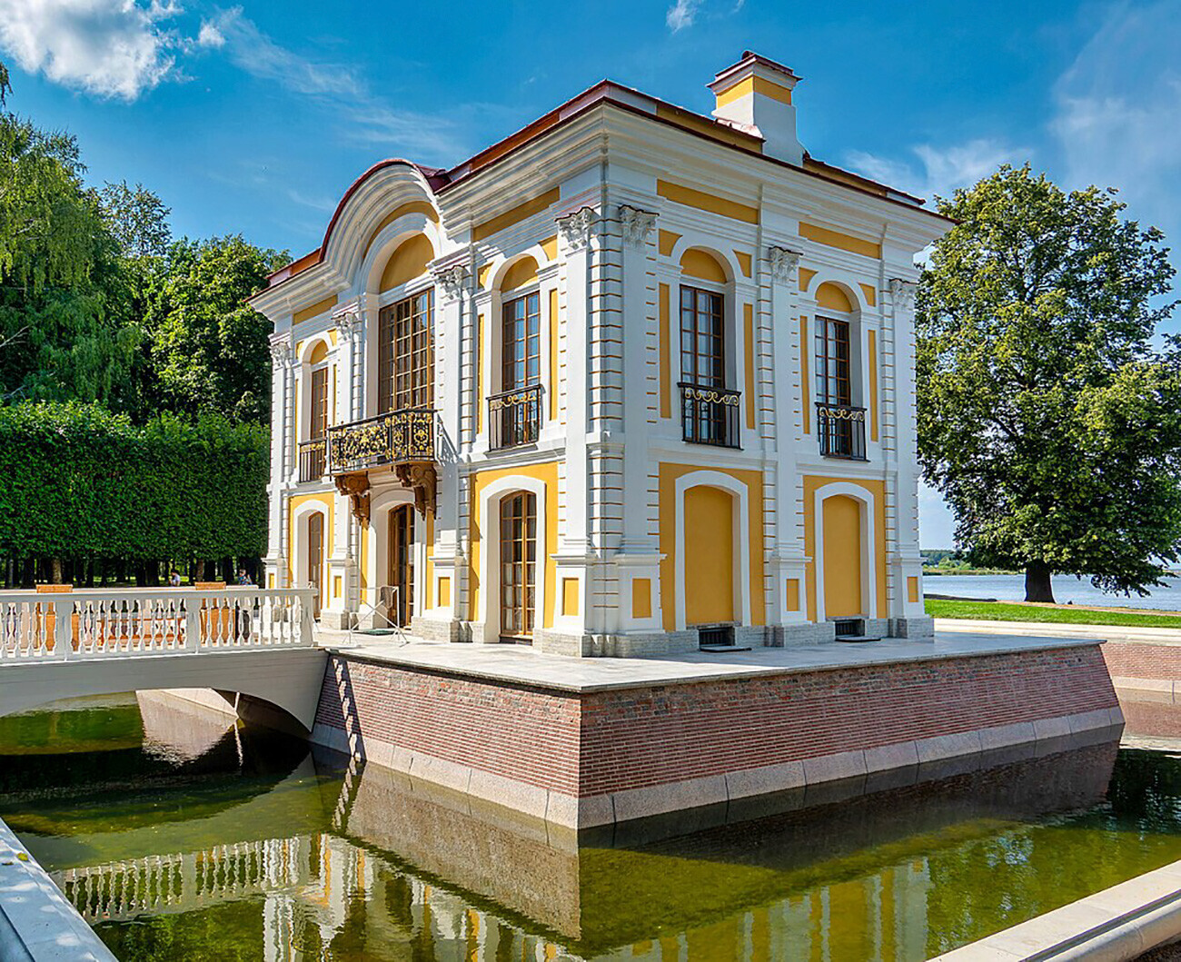 Pavilhão Hermitage no Peterhof.
