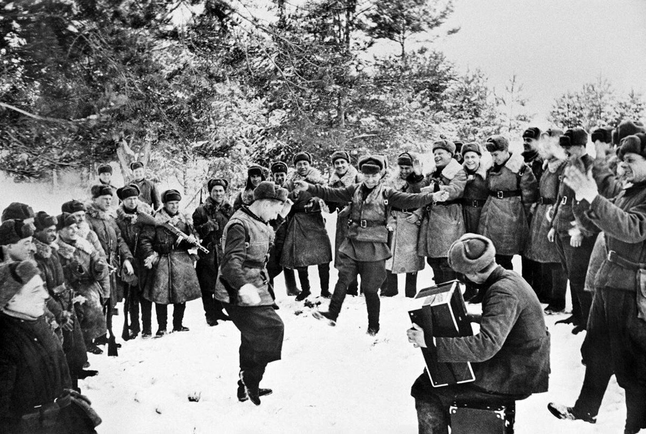 Soldados comemorando o Ano Novo na região de Moscou, 1942