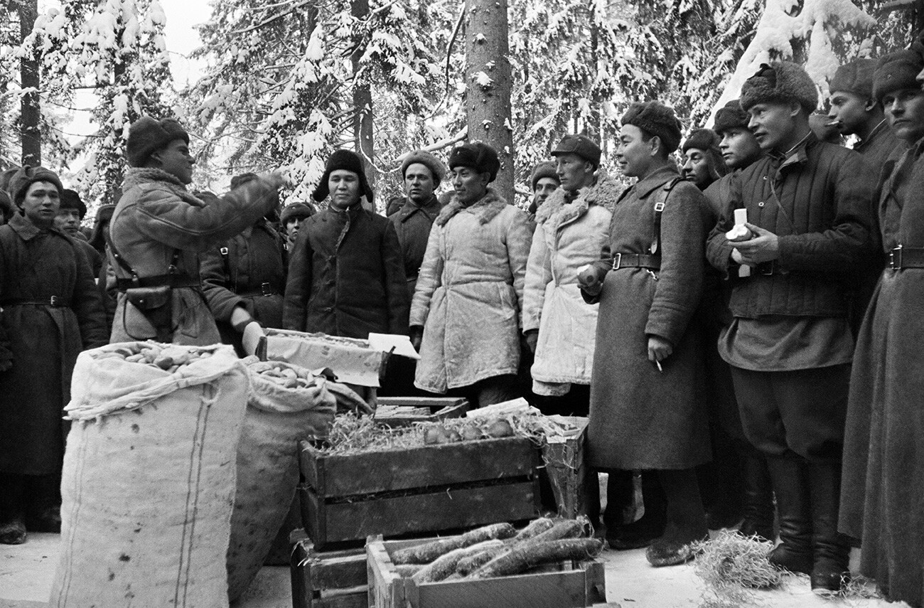 Grande Guerra Patriótica 1941-1945. Trabalhadores do Cazaquistão levam presentes de Ano Novo para o 1073º Regimento de Rifles da 8ª Divisão de Rifles de Guardas Panfilov