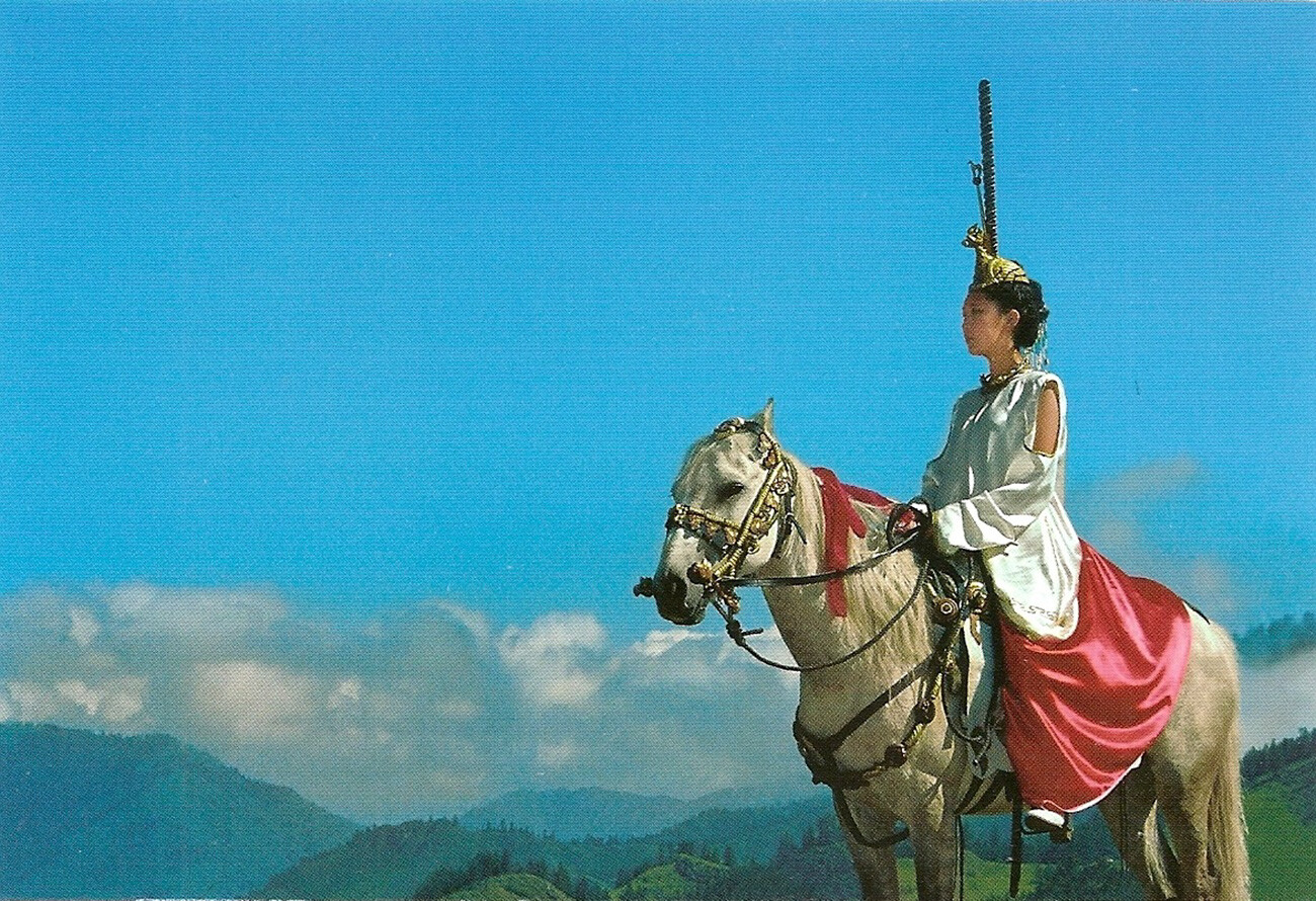 Mujer altaica con traje nacional altaico pazyryk.
