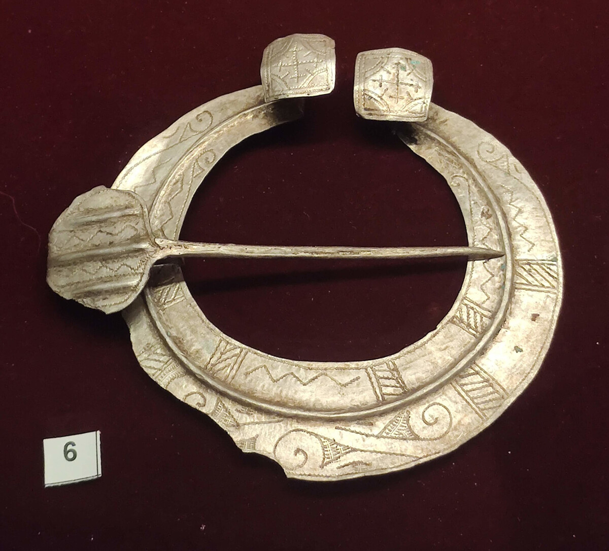 Una fíbula de la región de Carelia, siglos XIII-XIV, plata