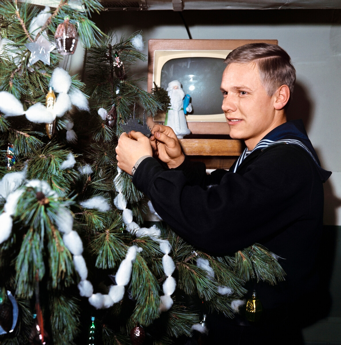 Подготовка к Новому году на пограничном корабле, 1970