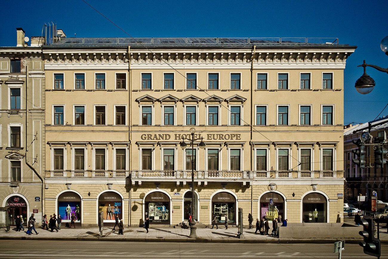 Pogled s Nevskog prospekta na hotel 