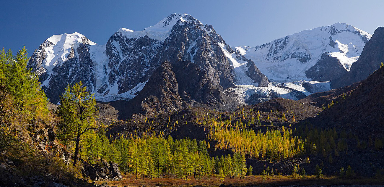 Il lago Shavlinskoe superiore e le cime della catena dei Monti Severo-Chujskij