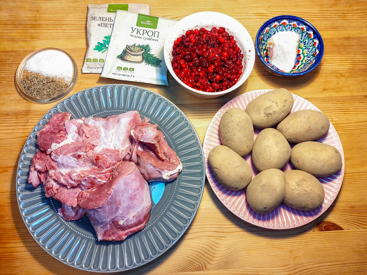 Recette de viande d’élan à la russe avec glaçage aux airelles et pommes de terre