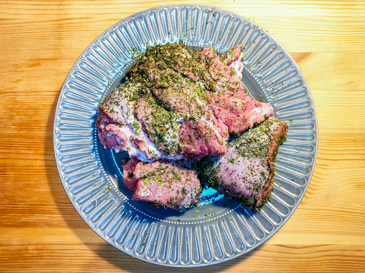 Recette de viande d’élan à la russe avec glaçage aux airelles et pommes de terre