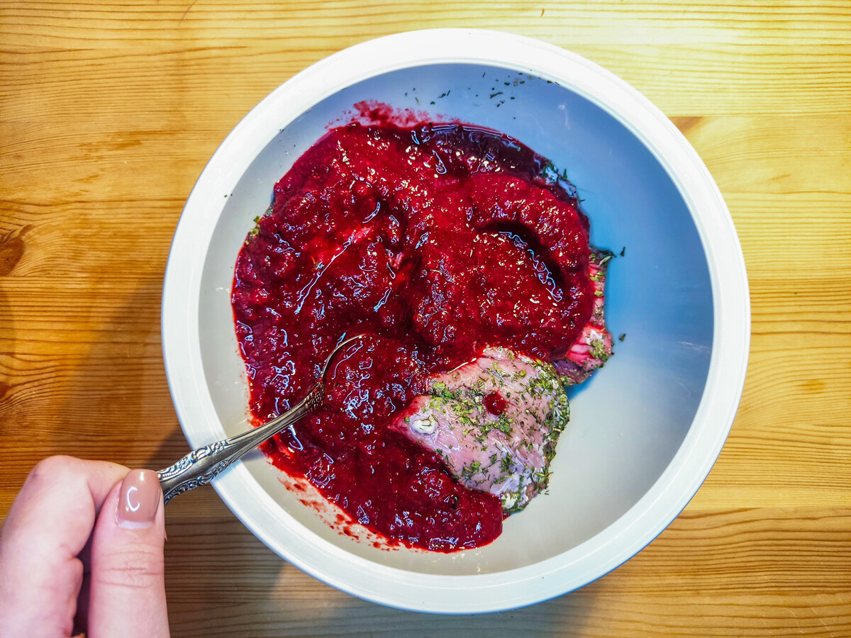 Recette de viande d’élan à la russe avec glaçage aux airelles et pommes de terre