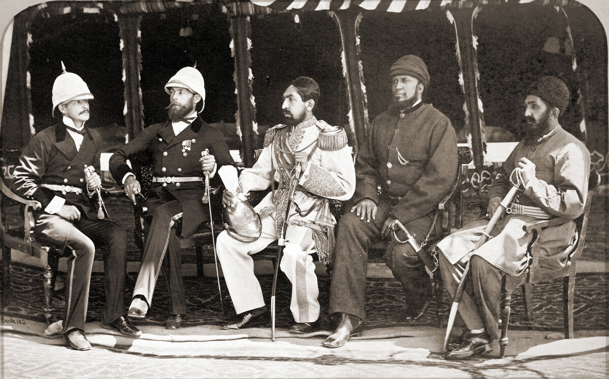 Gandamak, mayo de 1879. De izquierda a derecha: Oficial británico Jenkins, diplomático británico Cavagnari, emir afgano Yakub Khan, comandante en jefe afgano Daud Shah, primer ministro afgano Habibullah Khan.