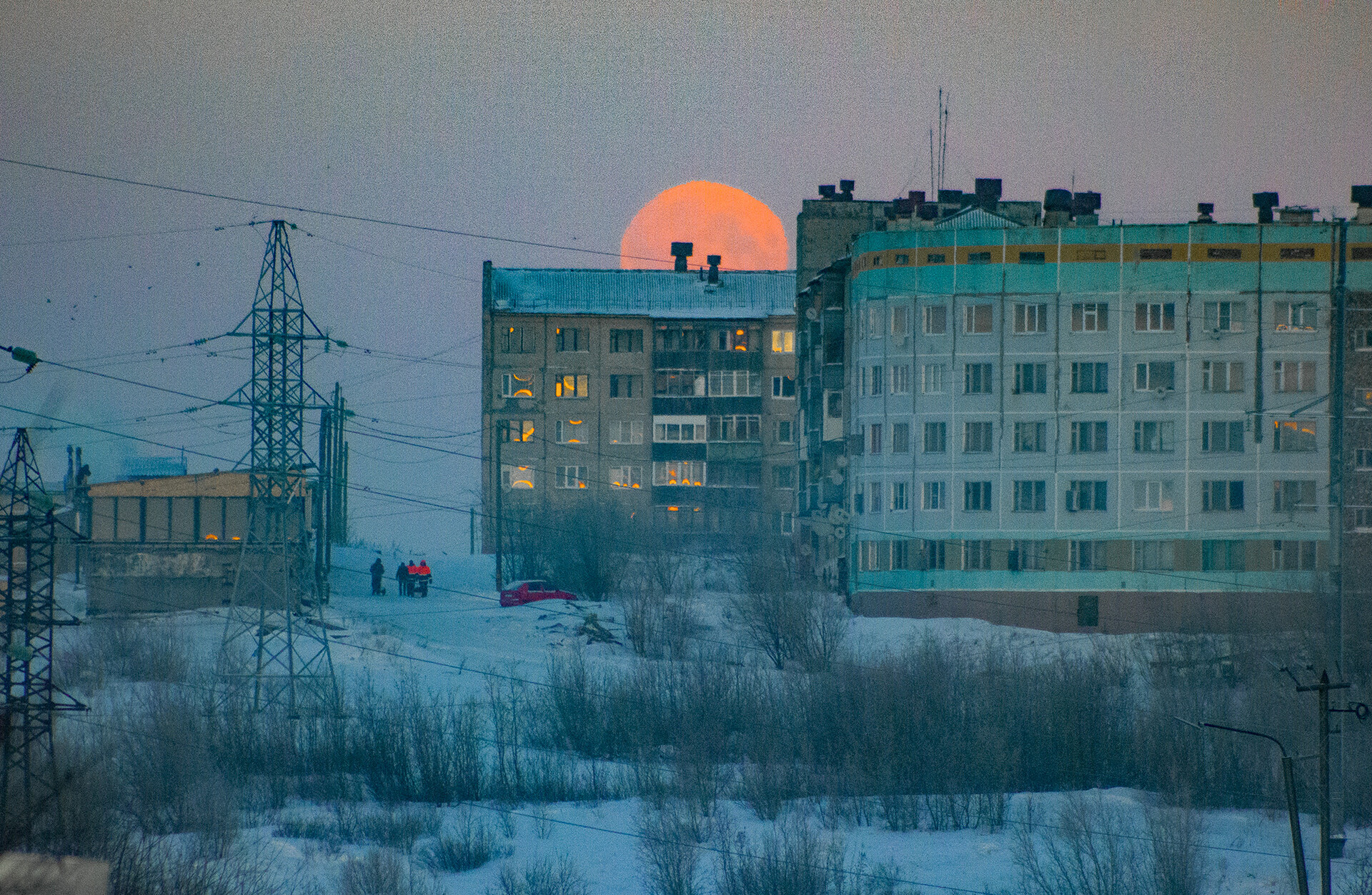 А луна, да? Какая луна! 