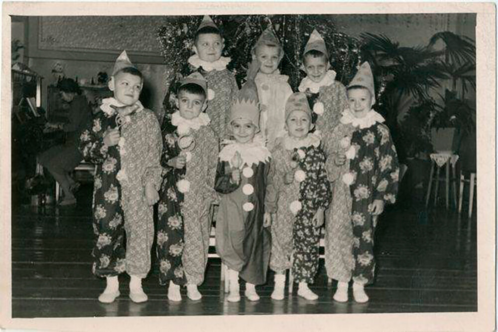 Деца во костими на кловнови, 1950-ти.
