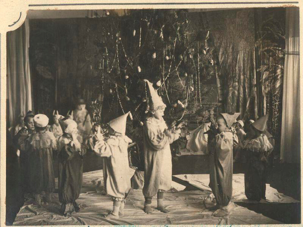 Деца во костими покрај елката, 1946 година
