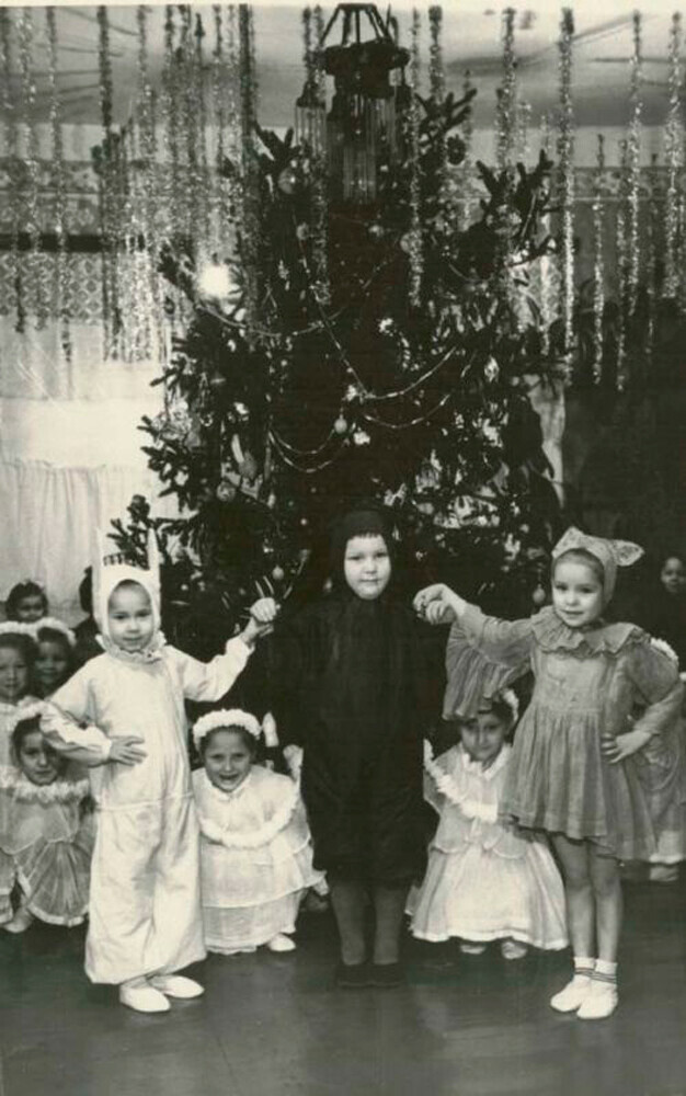 Деца во костими покрај елка 1955.
