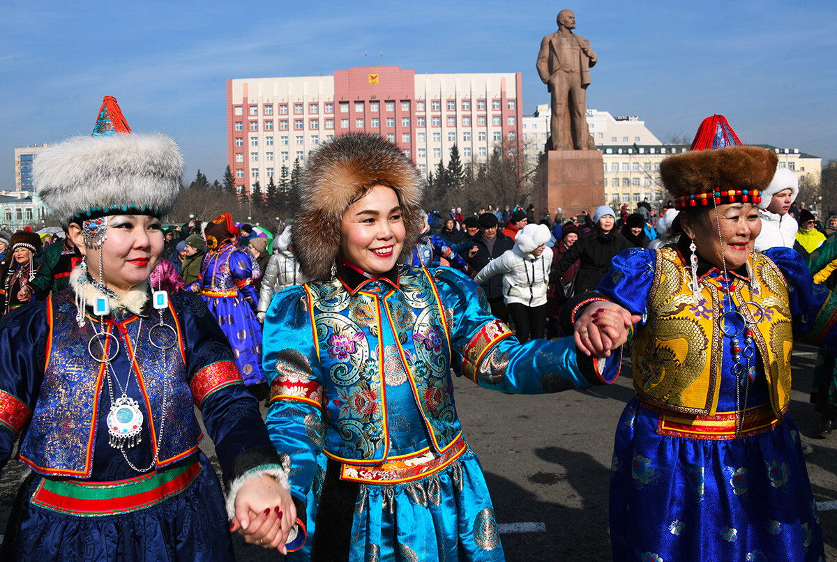  Participants of the folk dance-khorovod Yekhor at the Sagaalgan festival on the occasion of the Buddhist New Year in Chita. 
