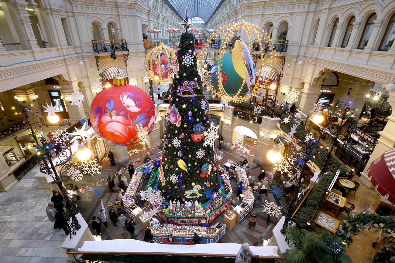 Der Neujahrsbaum im GUM-Kaufhaus