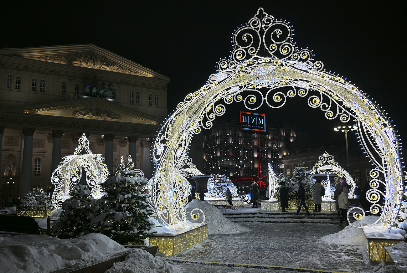 Neujahrsinstallation auf dem Platz vor dem Bolschoi-Theater