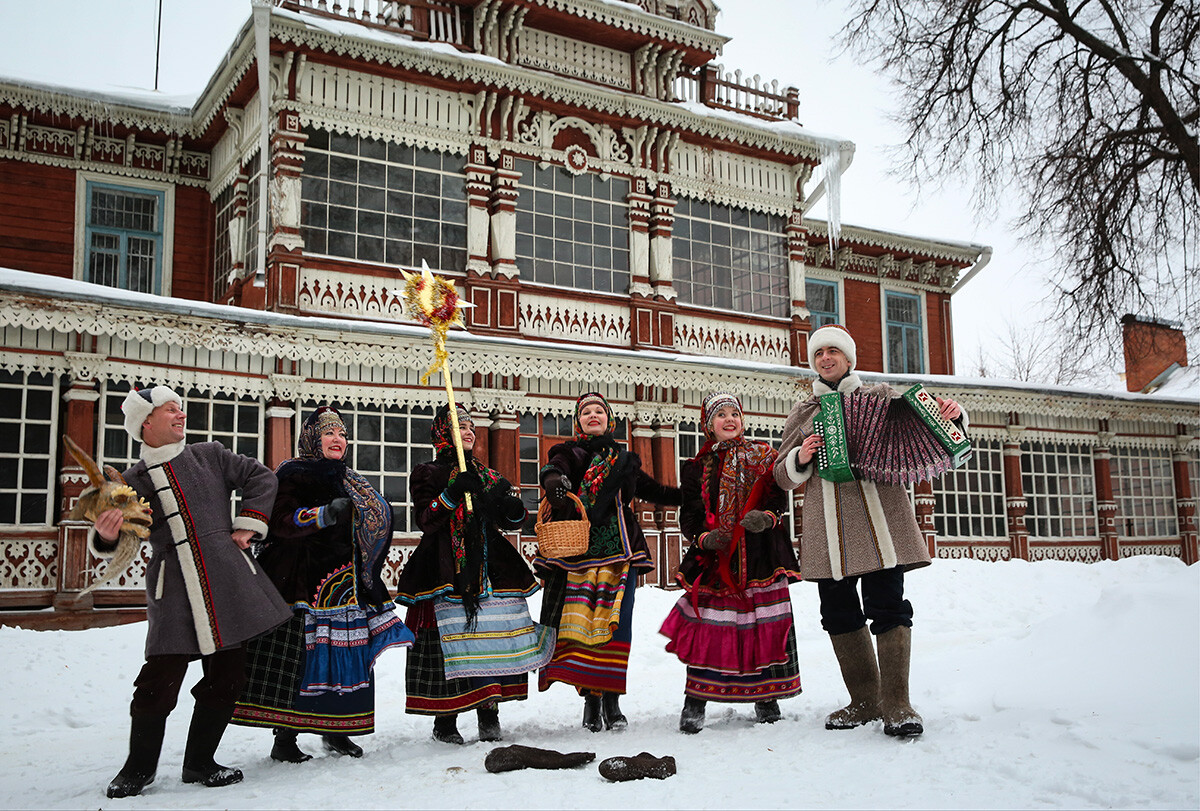 Uzorochye Theater actors singing Christmas Carols. Russia. Ryazan. January 16, 2017. 