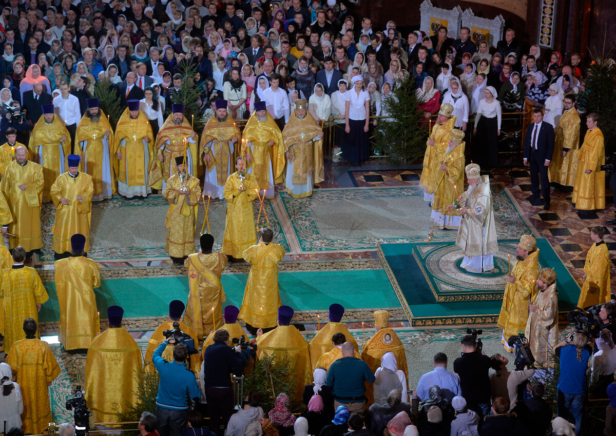 Il Patriarca di Mosca e di tutte le Russie Kirill (al centro, a destra nella foto) nel corso della celebrazione della messa di Natale nella Cattedrale di Cristo Salvatore