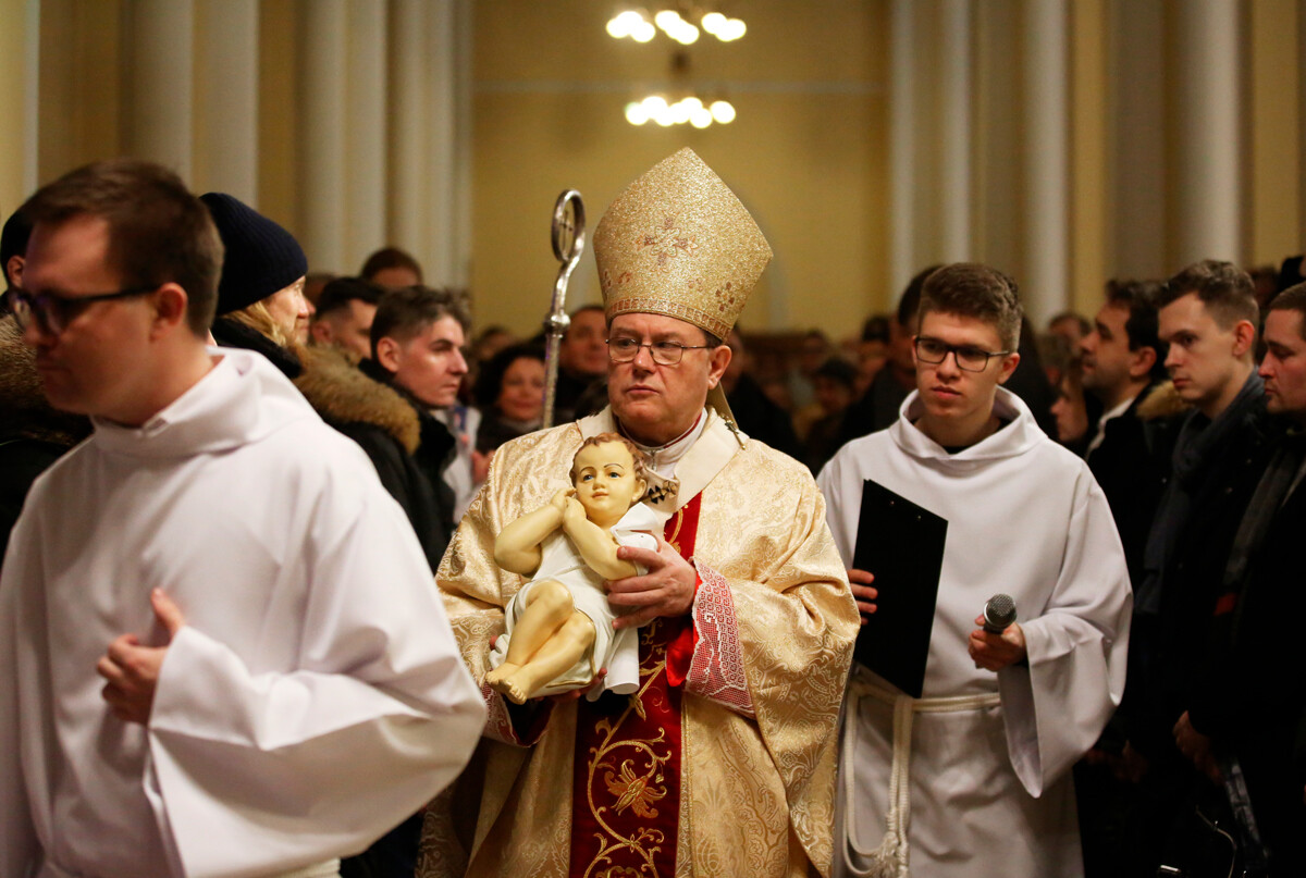 L’arcivescovo metropolita della Madre di Dio a Mosca, Paolo Pezzi (al centro) partecipa alla messa di Natale nella cattedrale cattolica romana dell'Immacolata Concezione della Beata Vergine Maria durante la celebrazione del Natale cattolico a Mosca, 2018