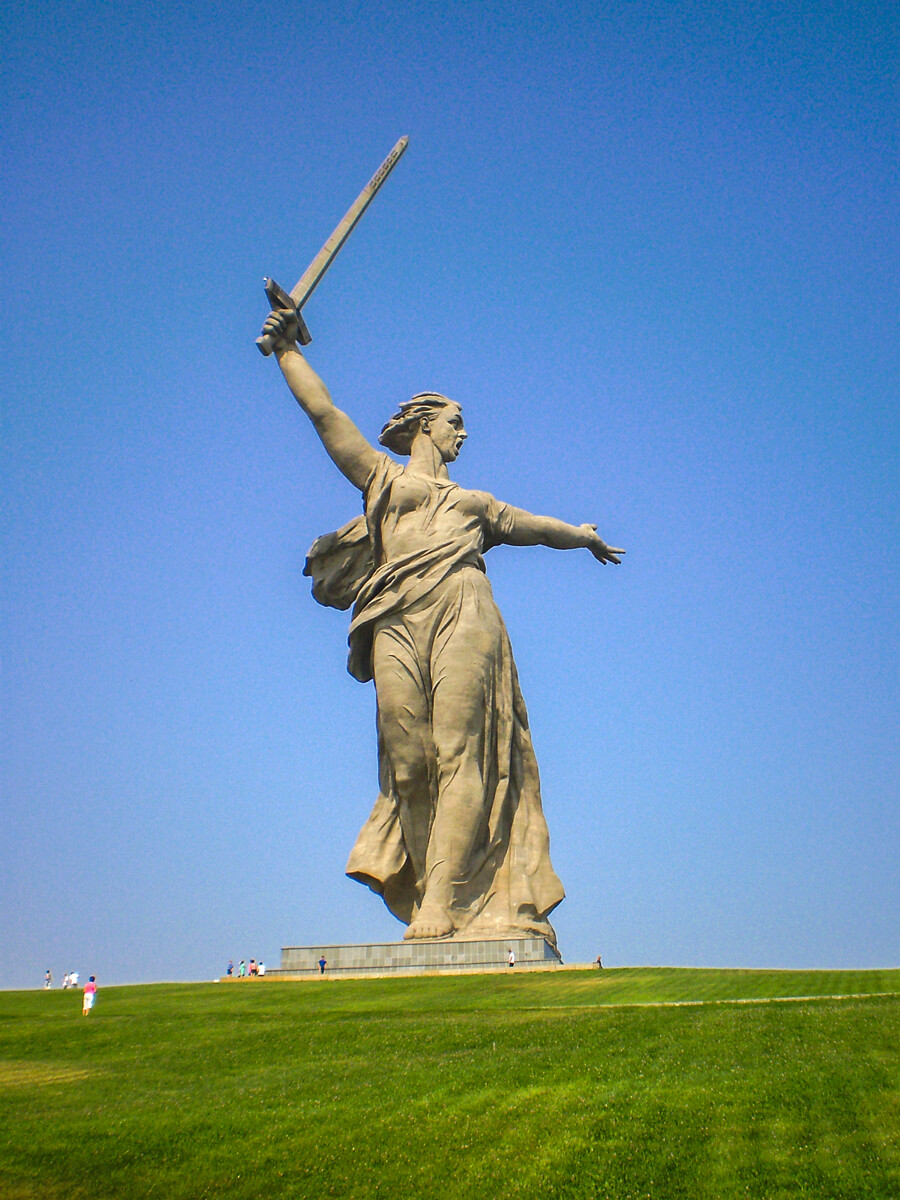 “La Madre Patria chiama!“ è una colossale statua allegorica, conosciuta anche come “Statua della Madre Russia”, posta sulla collina di Mamaev Kurgan a Volgograd (la ex Stalingrado)