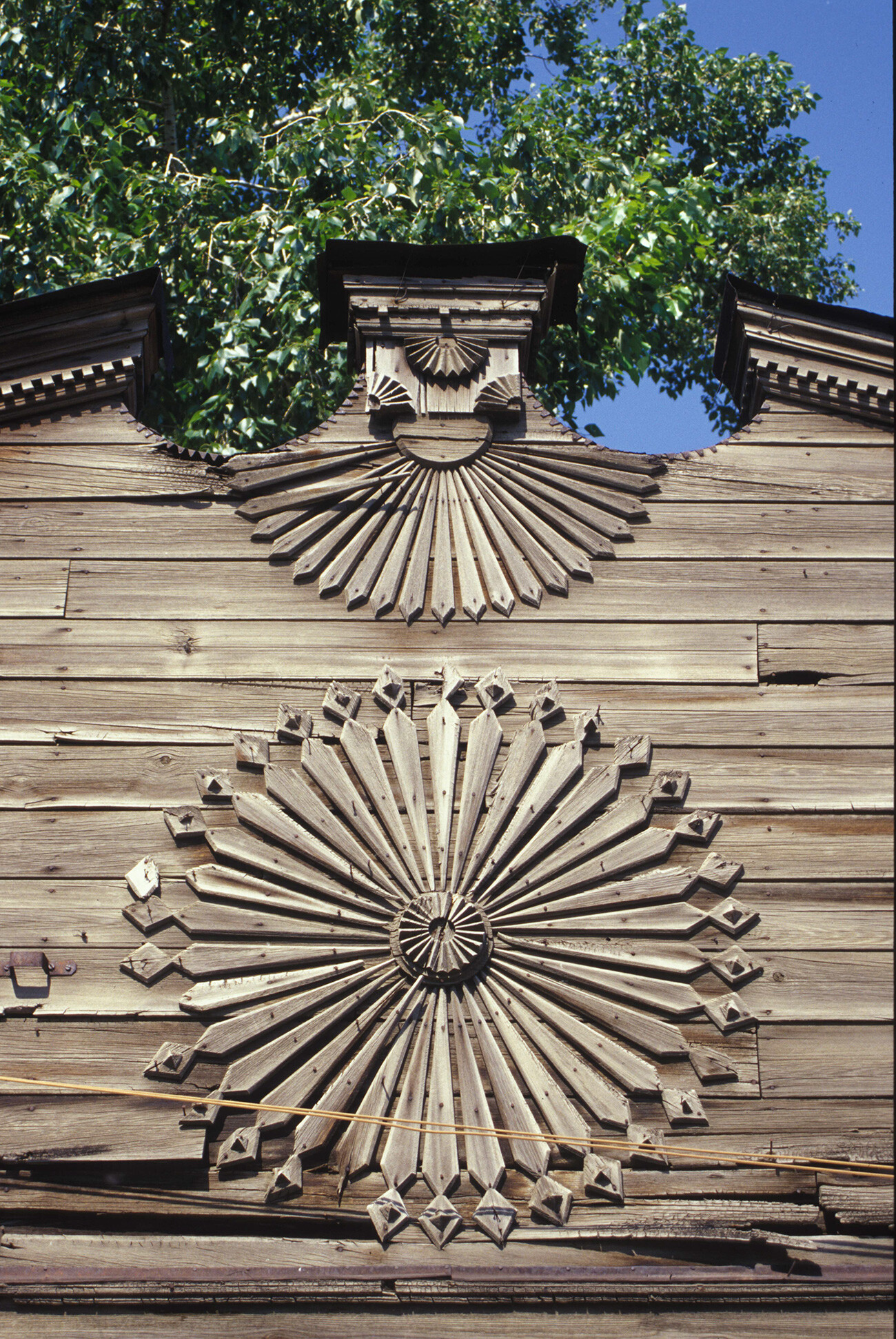  Wooden house, Khmelnitsky Street 38. Ornamental solar motif. June 14, 2002