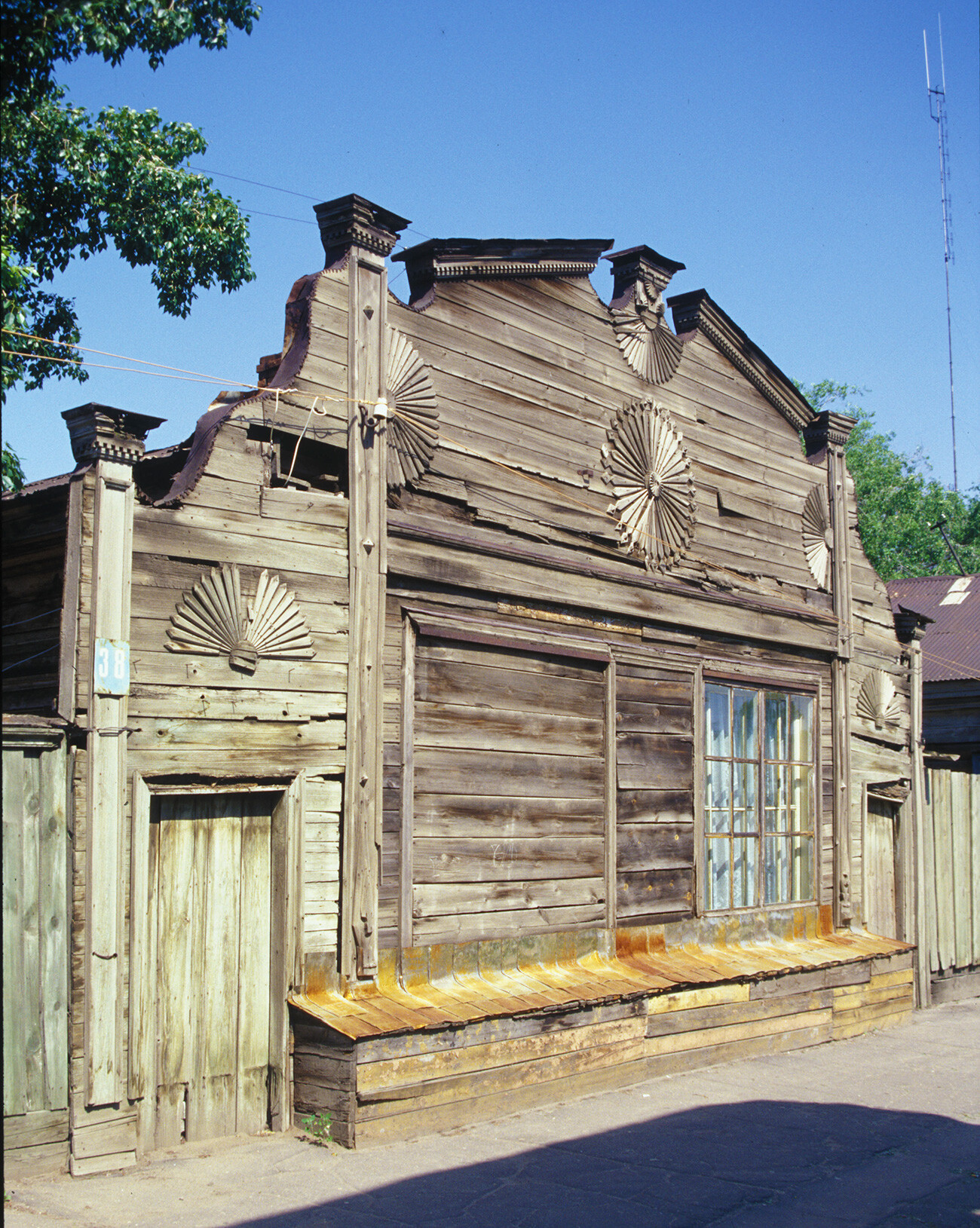 Wooden house, Khmelnitsky Street 38. June 14, 2002