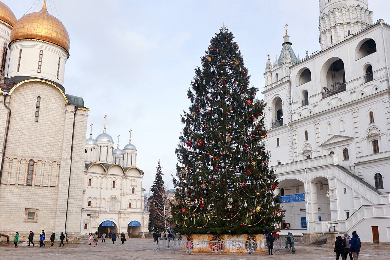 Schmücken des wichtigsten russischen Neujahrsbaums auf dem Sobornaja-Platz.