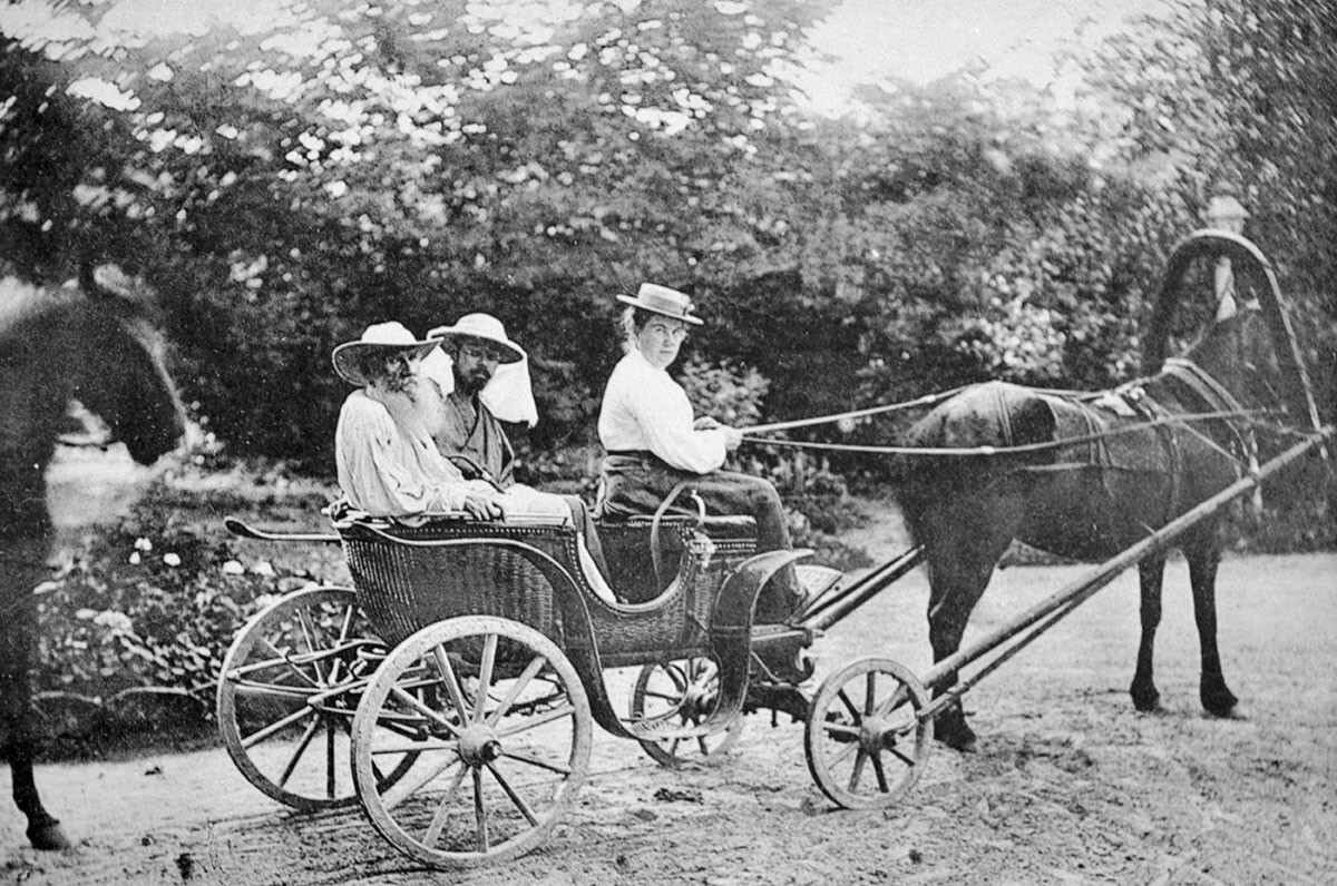 Tolstói com o jornalista japonês Tukutomi e a filha Aleksandra, em 1907, em Iásnaia Poliana.