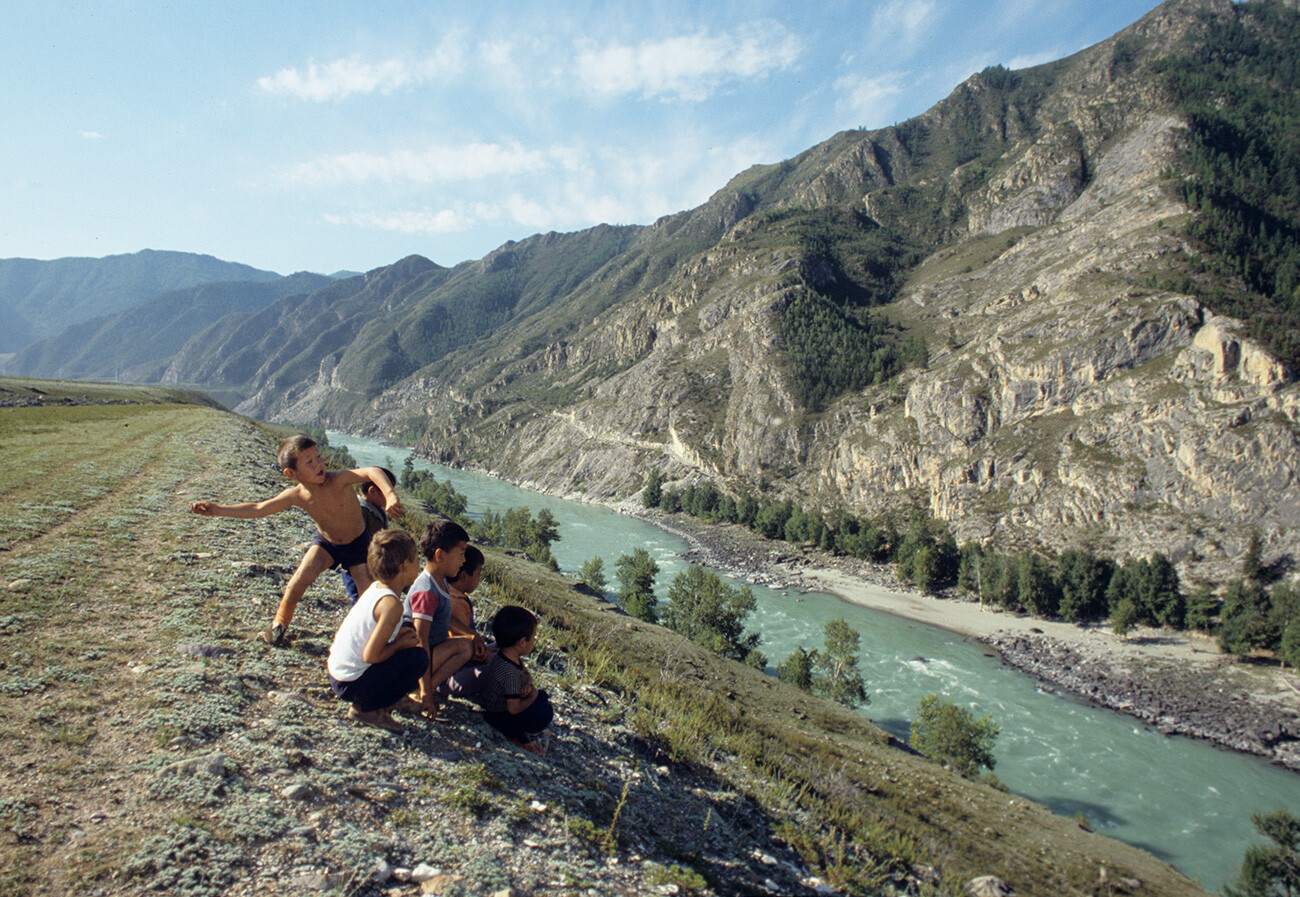 Children from the village of Inya on the banks of the Katun River. Altai Territory. 