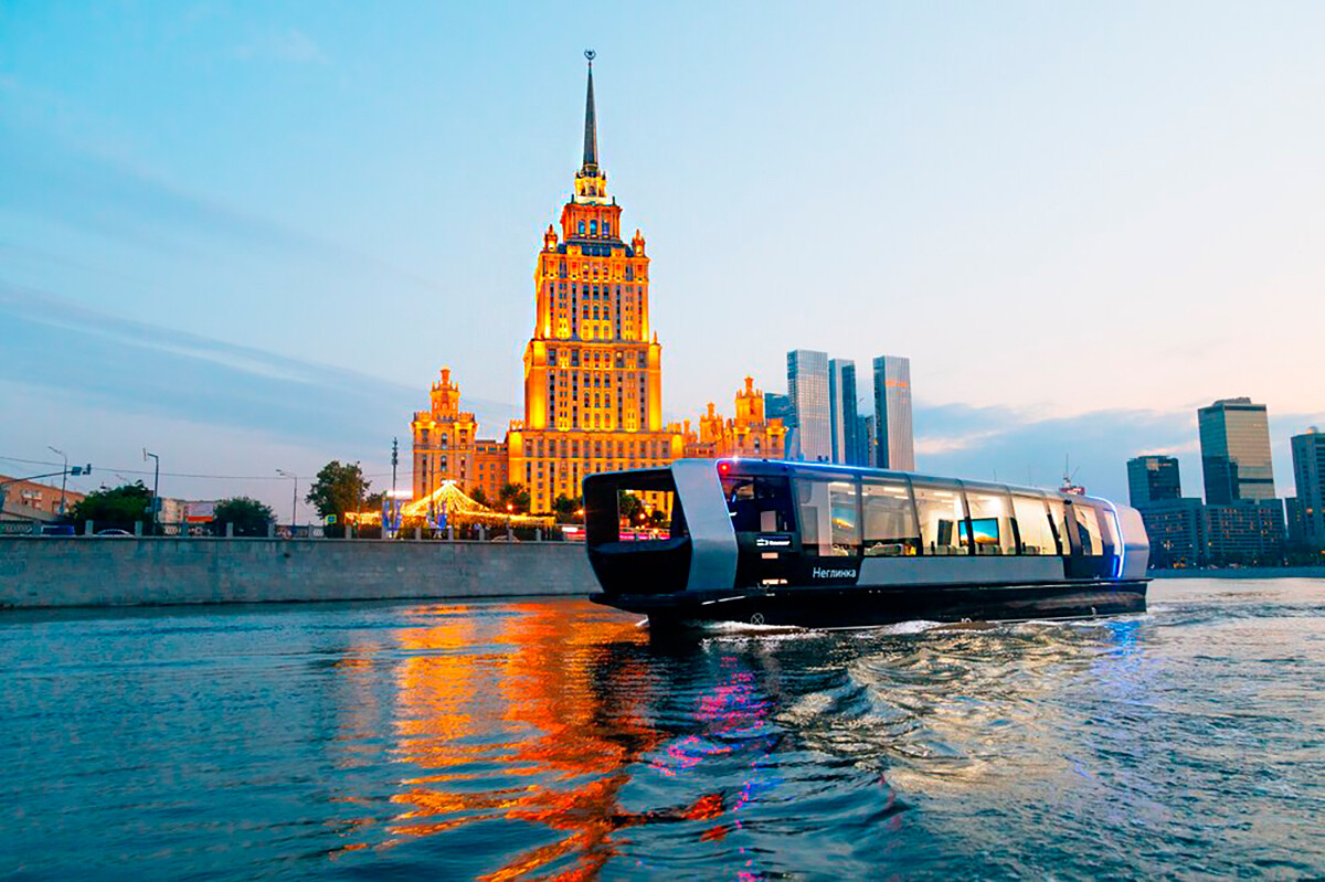 Barcos eléctricos fluviales en Moscú