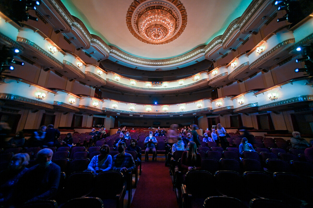 Академический русский театр имени е вахтангова. Академический русский театр имени Вахтангова. Театр Вахтангова зал. Театр Вахтангова сцена.