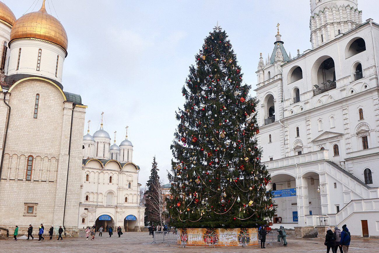大教堂广场上俄罗斯主要新年树的装饰