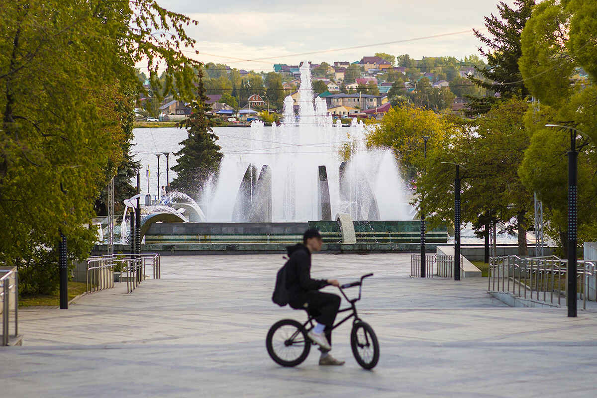 Music fountain at Tagil's Theater Square.