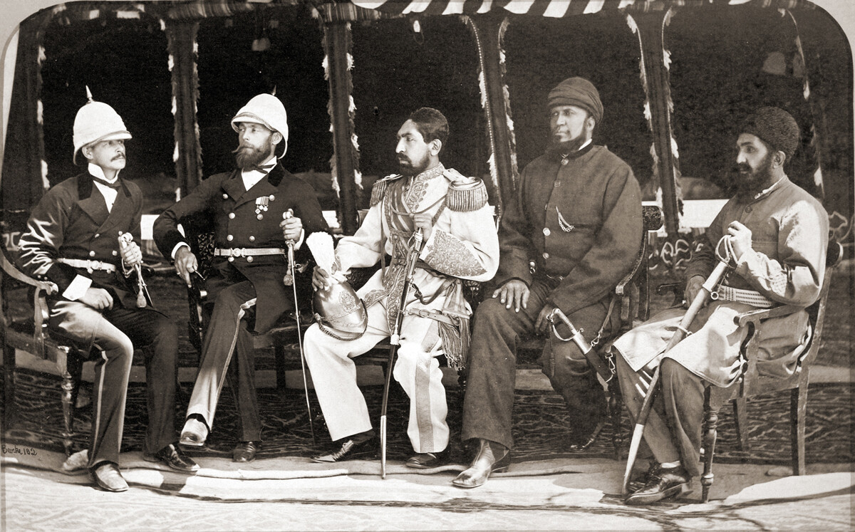 Gandamak, maio de 1879. Da esq. para dir.: o oficial britânico Jenkins, o diplomata britânico Cavagnari, o emir afegão Yakub Khan, o comandante-chefe afegão Daud Shah, o primeiro-ministro afegão Habibullah Khan. 
