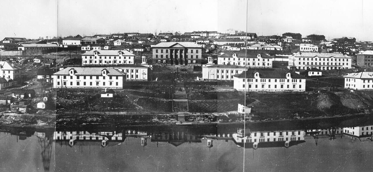 Rudnik, fondato nel 1931, fu il primo insediamento da cui si sviluppò Vorkuta, di cui in seguito divenne parte. La foto risale alla fine degli anni Cinquanta. Tra la fine degli anni Ottanta e l’inizio degli anni Novanta si è completamente spopolato e oggi è semidistrutto