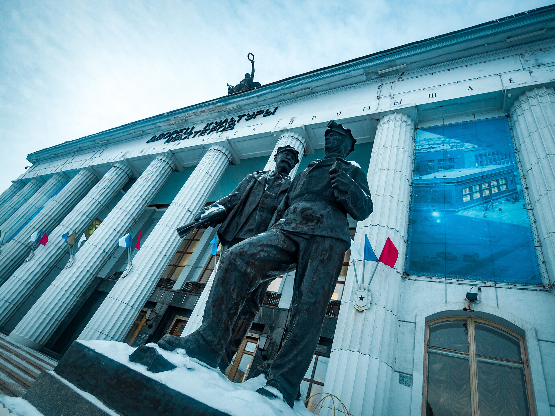 Si dice che questa scultura raffiguri Stalin in abiti da minatore. Cosa ne pensate?