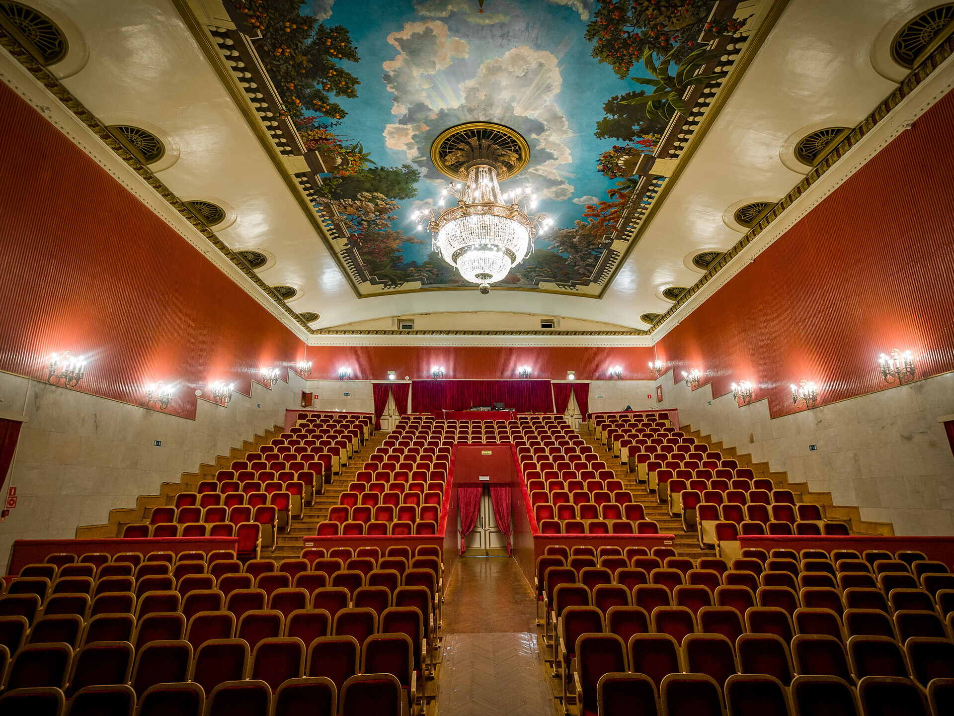 Il Palazzo della Cultura dei Minatori all'interno. Il lampadario è incredibile!