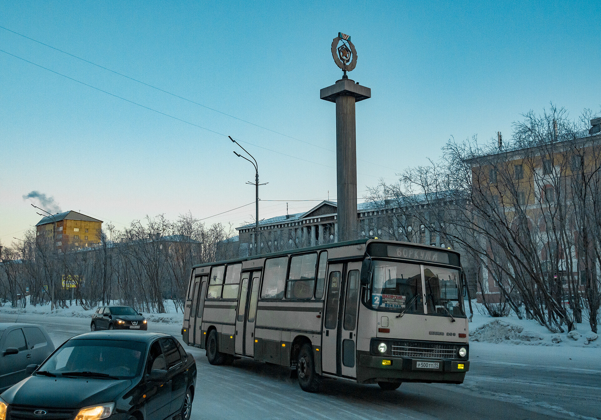 La città con i vecchi autobus Ikarus