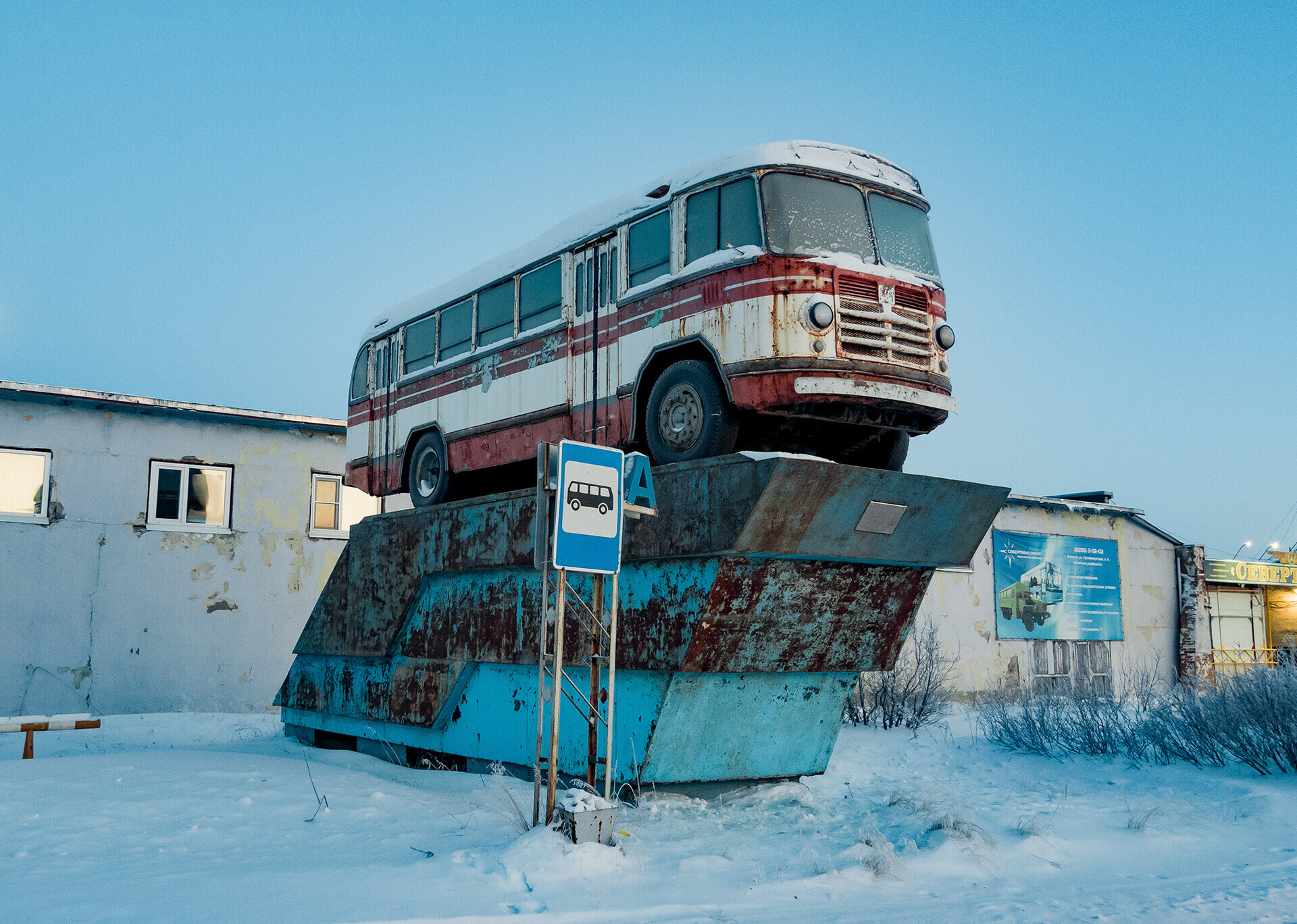 Monumento all’autobus. L’iscrizione recita: “Gli autobus LiAZ-158 sono stati in servizio sulle strade dell’Artico dal 1960 al 1979. I conducenti N.A. Golota e A.I. Goncharov hanno portato il chilometraggio dell'autobus n. 07-68 senza riparazioni importanti a 1.150.000 km