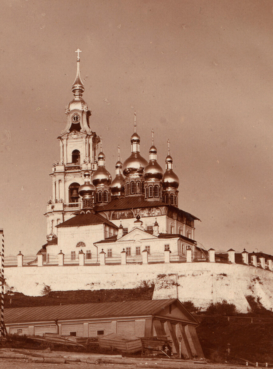 Vista del campanile e della Cattedrale dell’Assunzione dalla riva del Volga (foto di Sergej Prokudin-Gorskij)