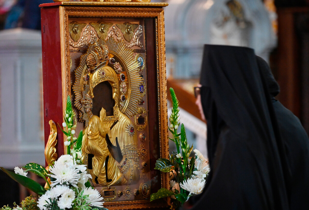 Una monaca prega di fronte all’Icona Feodorovskaja della Madre di Dio durante la liturgia in onore del suo trasferimento dal Monastero dell’Epifania di Sant’Anastasia di Kostroma alla Cattedrale di Cristo Salvatore di Mosca