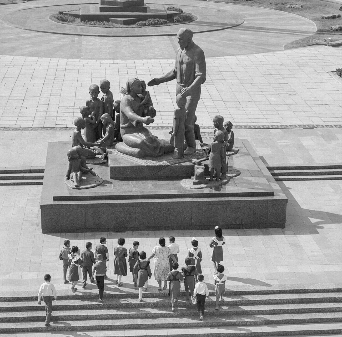 Das Denkmal für die Freundschaft der Völker auf dem Platz der Völkerfreundschaft in Taschkent (Usbekische SSR)