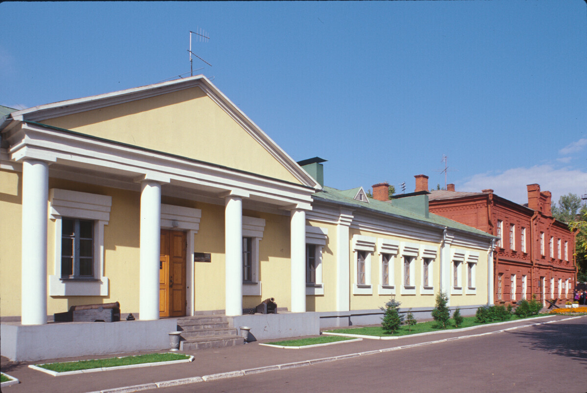 Markas Besar Benteng Omsk (Jalan Taube), awalnya dibangun pada tahun 1810-an, diubah pada tahun 1997. Bangunan bata merah di sebelah kanan (1915-17): Staf Distrik Militer Omsk. 15 September 1999