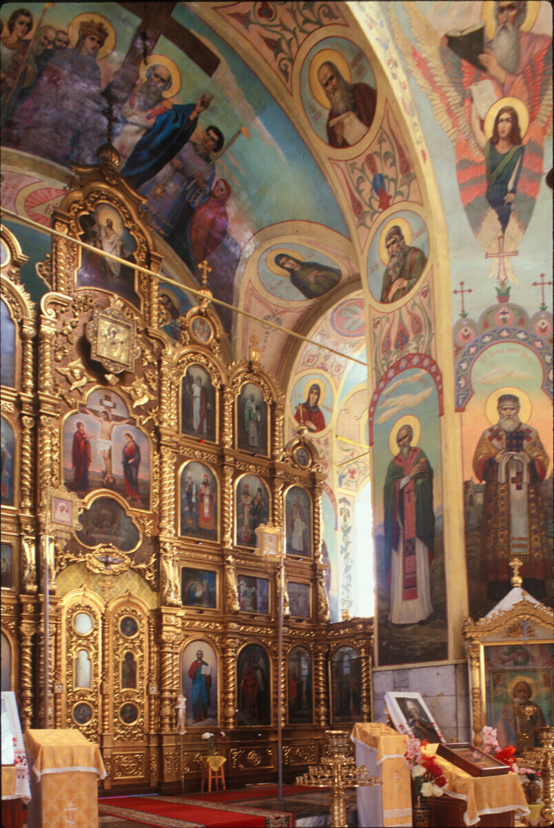 Katedral Ketinggian Salib. Tampilan interior tenggara menuju layar ikon. 15 September 1999