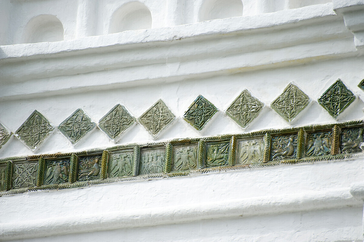 Couvent de la Trinité. Cathédrale de la Trinité, façade sud, décoration en carreaux de céramique. 16 août 2012