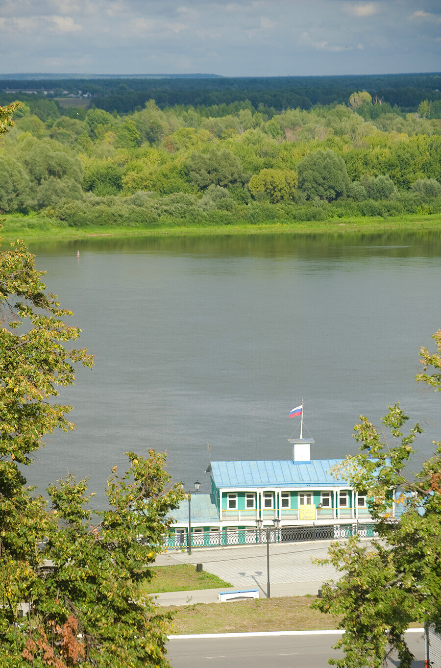Mourom. Gare de passagers de la rivière Oka (structure flottante typique en bois). 16 août 2012