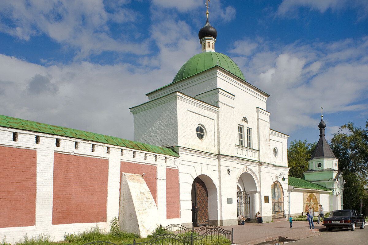 Mourom. Monastère du Sauveur. Porte de l'église Saint-Cyrille de Belozersk. À droite : chapelle de la Bienheureuse Xénia de Pétersbourg. 16 août 2012
