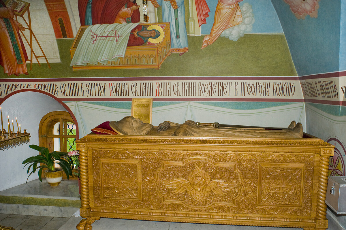 Monastère du Sauveur. Tombe symbolique avec les reliques de Saint Ilia Mouromets, crypte de la cathédrale de la Transfiguration. 16 août 2012