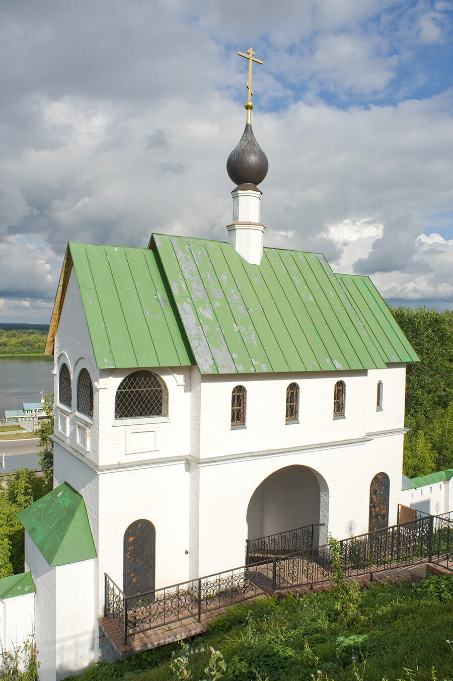 Monastère du Sauveur. Église Saint-Serge de Radonège au-dessus de la porte Est. Vue nord-ouest. 16 août 2012