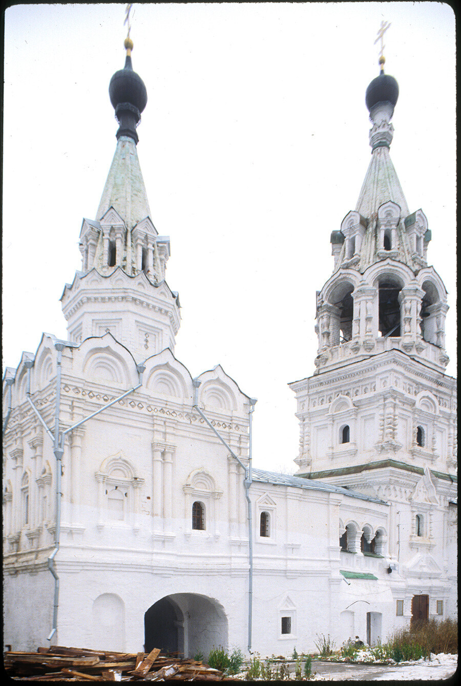 Couvent de la Trinité. Clocher et église de l'icône de la Vierge de Kazan, vue sud-ouest. 26 octobre 2001