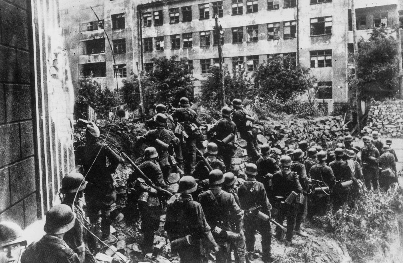 Tropas de infantería alemanas y eslovacas entran en la ciudad rusa de Rostov del Don y se refugian de la resistencia tras barricadas callejeras.